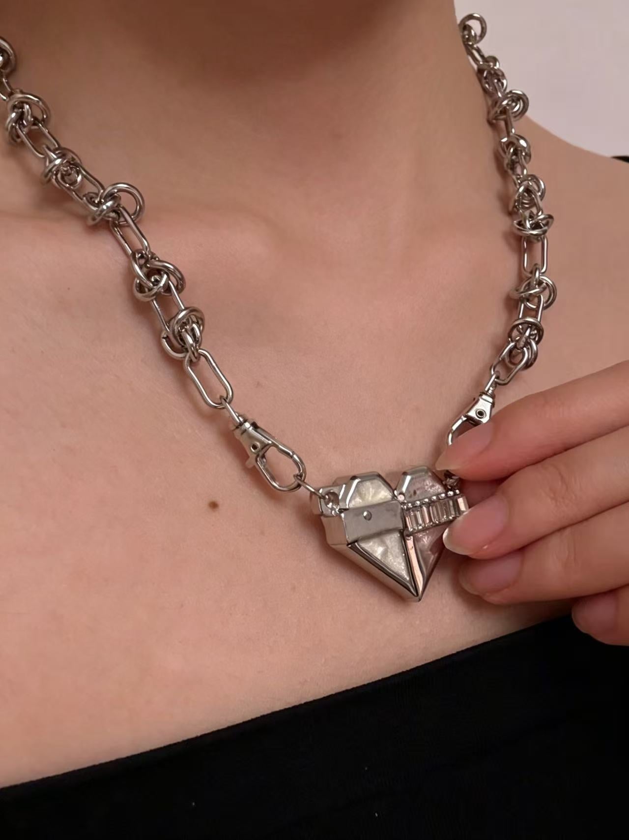 Molten Pulse Magnetic Split-Heart Linked Chain