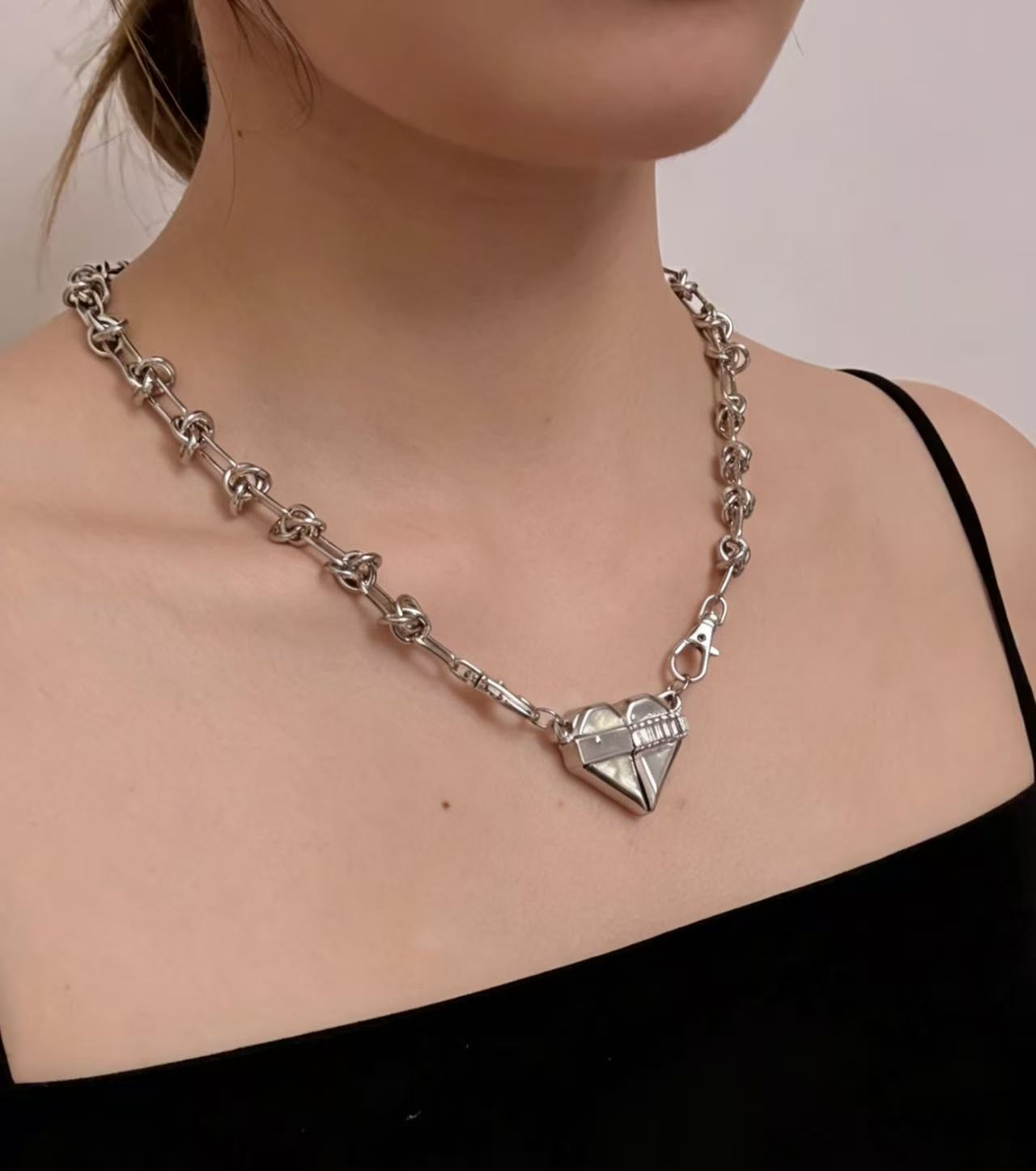 Molten Pulse Magnetic Split-Heart Linked Chain