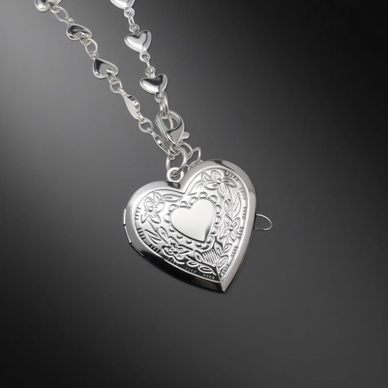 Chains | vintage-silver | Cybernicho | Relic Heart Heraldic Locket | heart-link-chain-detail